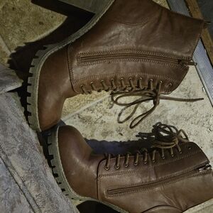 Brown boots with functional zippers on the inside. Brown laces. Grey soles.